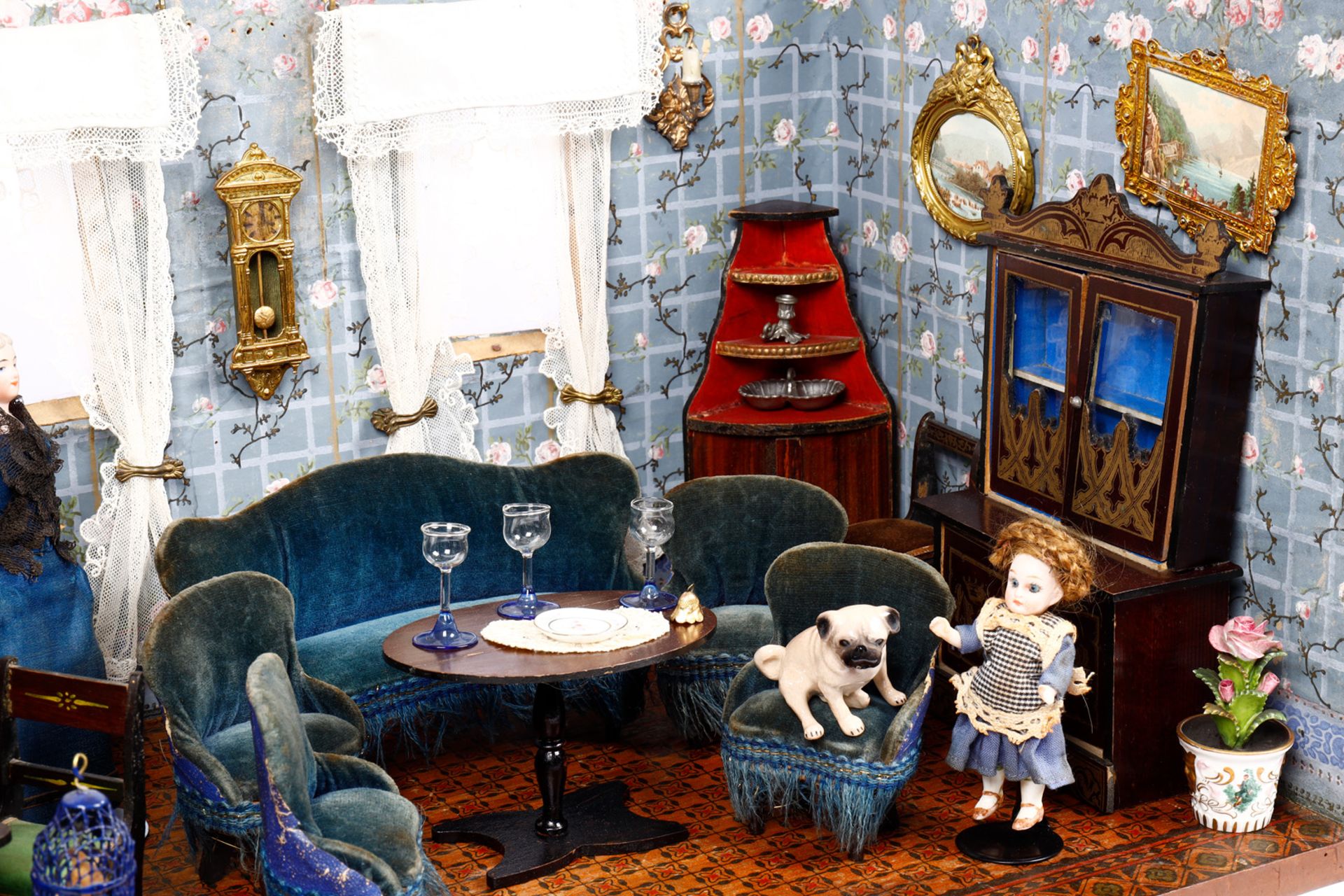 Puppenstube um 1900, alte Wandtapete, Bordüren teilweise ergänzt, Boden- und Außentapete ergänzt, - Image 3 of 6
