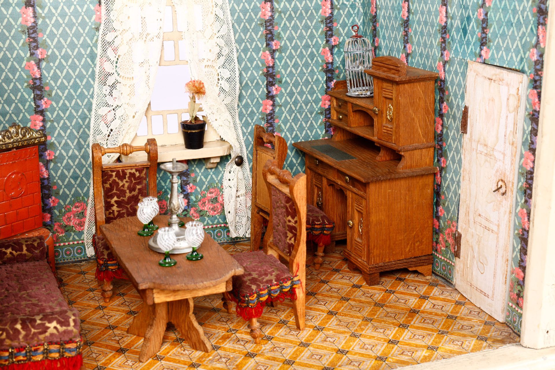 Schöne GOTTSCHALK Puppenstube um 1910, Originalbemalung und Originaltapeten, Salon, Schlafzimmer und - Bild 4 aus 8