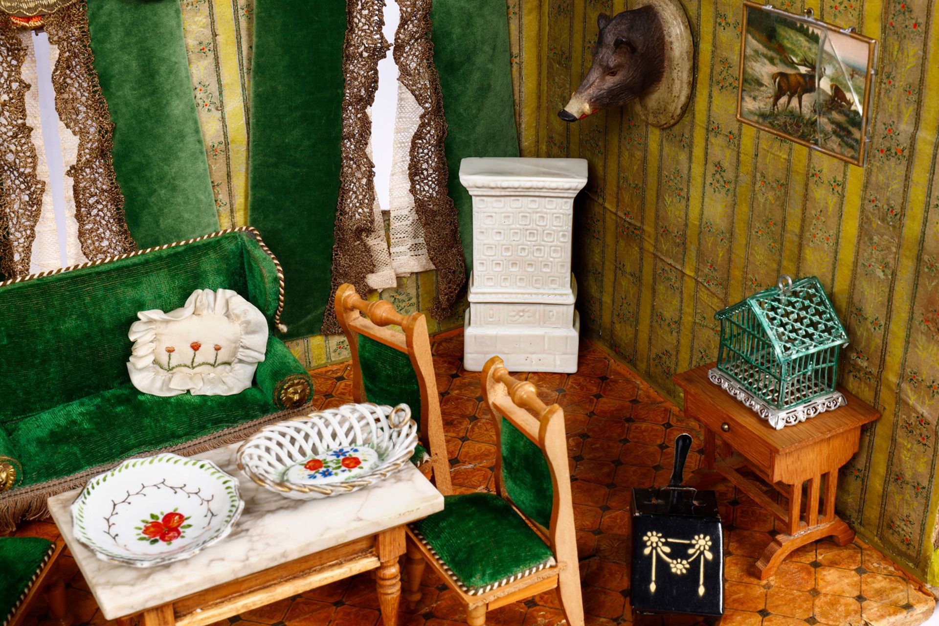 Puppenstube, mit schönen Gründerzeit-Möbelprogramm, originale grüne Samtbezüge, mit Zubehör, Gehäuse - Image 3 of 5