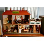 Großes Puppenhaus ”Haus Ruth”, schön möbliert, mit viel Zubehör, Püppchen, Kinderwagen, Kühlschrank,