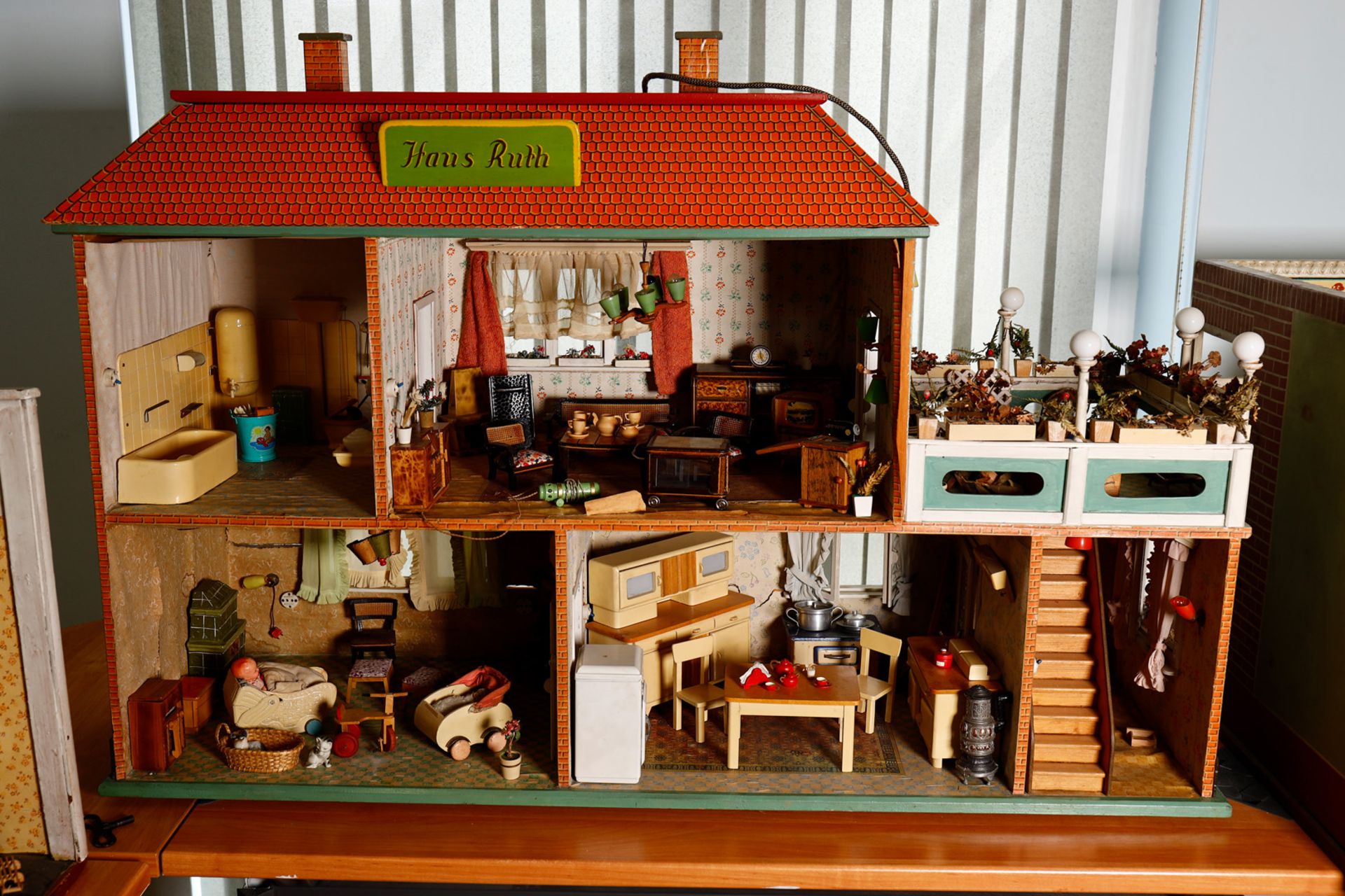 Großes Puppenhaus ”Haus Ruth”, schön möbliert, mit viel Zubehör, Püppchen, Kinderwagen, Kühlschrank,