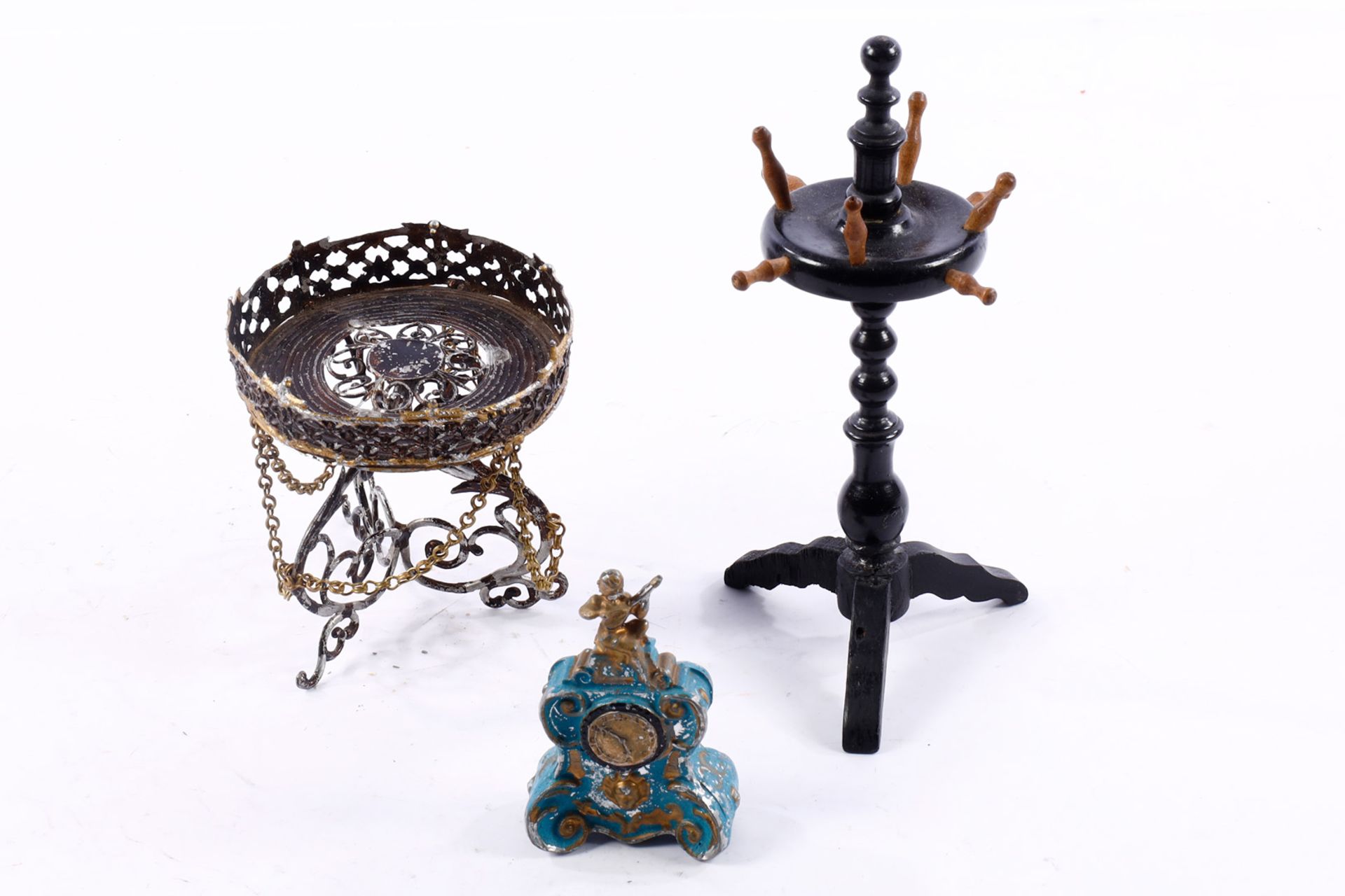 3 Accessoires um 1900 für die Puppenstube, Zinn-Kaminuhr, Zinn-Blumenständer (Aufsatz fehlt) und