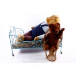 Puppenbett, mit 2 Bären und Korbstuhl, Bettlänge 68 cm, bespielt