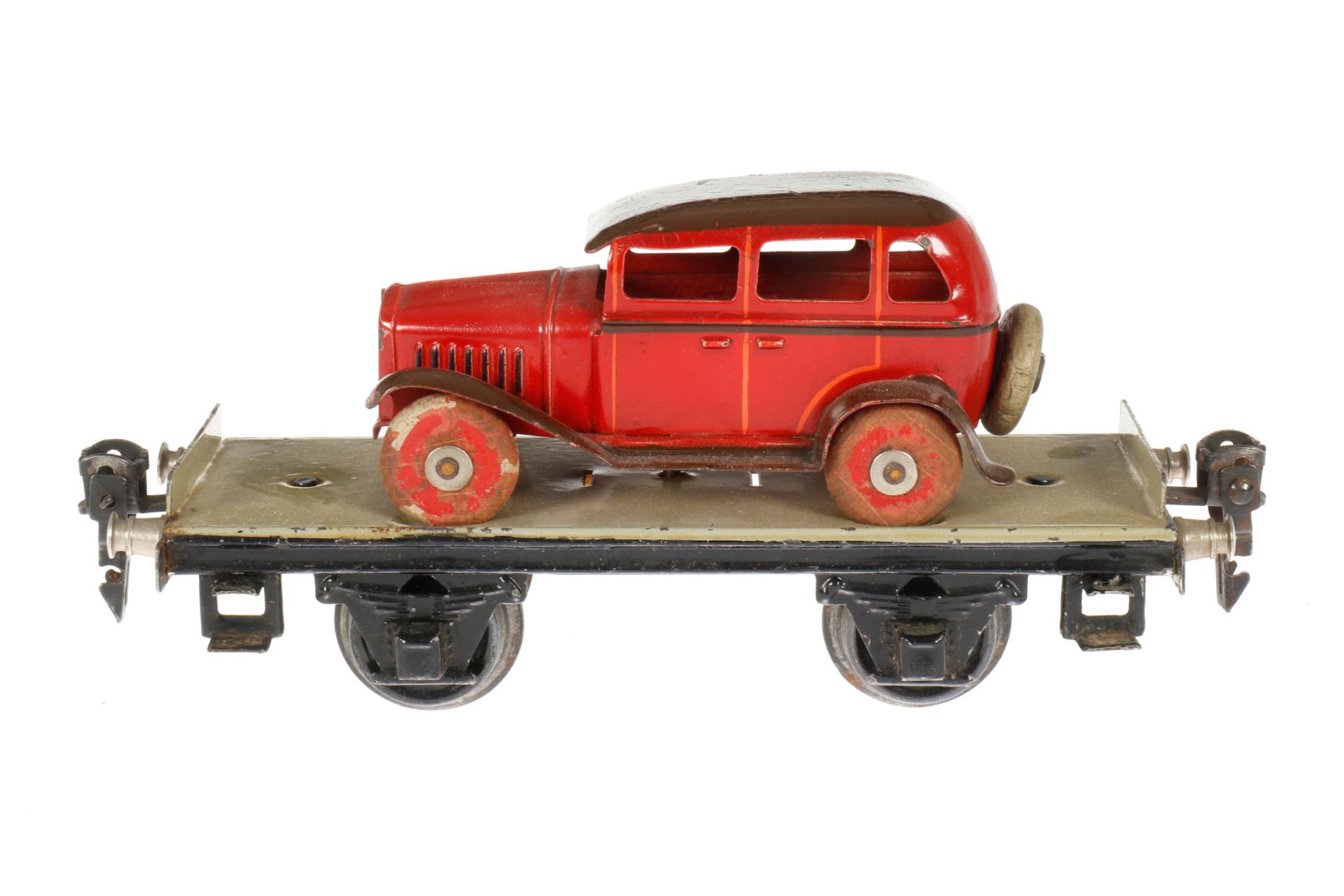 Märklin Autotransportwagen 1766, S 0, handlackiert, mit Limousine, Alterungsspuren, L 16,5, Z 2