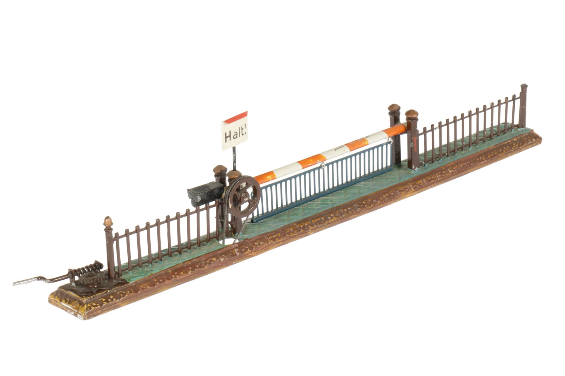 Märklin große Bahnschranke, mit Zaun und Haltschild, uralt, handlackiert, mit Handkurbel zum