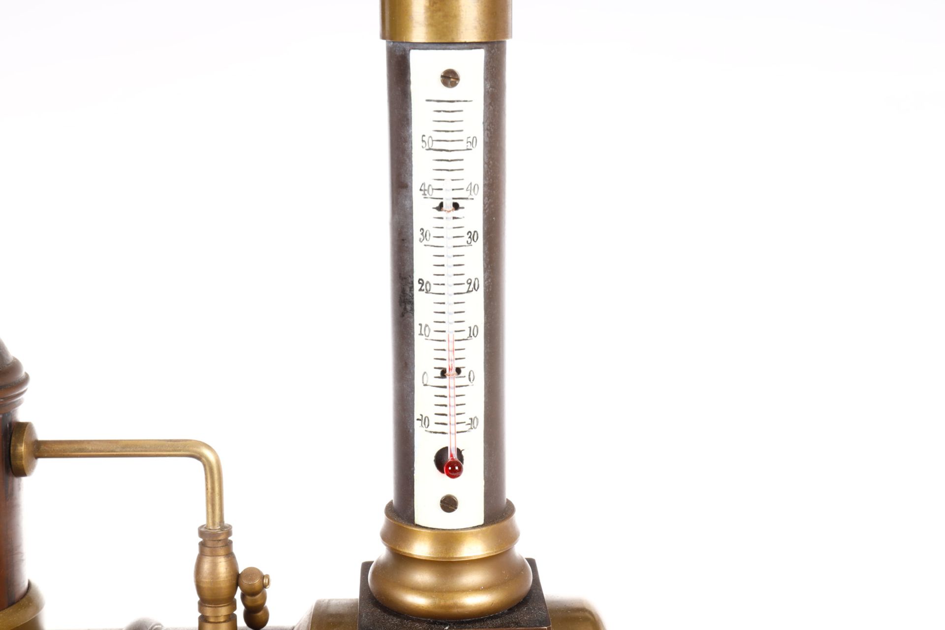 Schwere C-Tenderlok, Messing, um 1919, mit Uhr, Geh- und Schlagwerk, Barometer und Thermometer, - Bild 7 aus 8