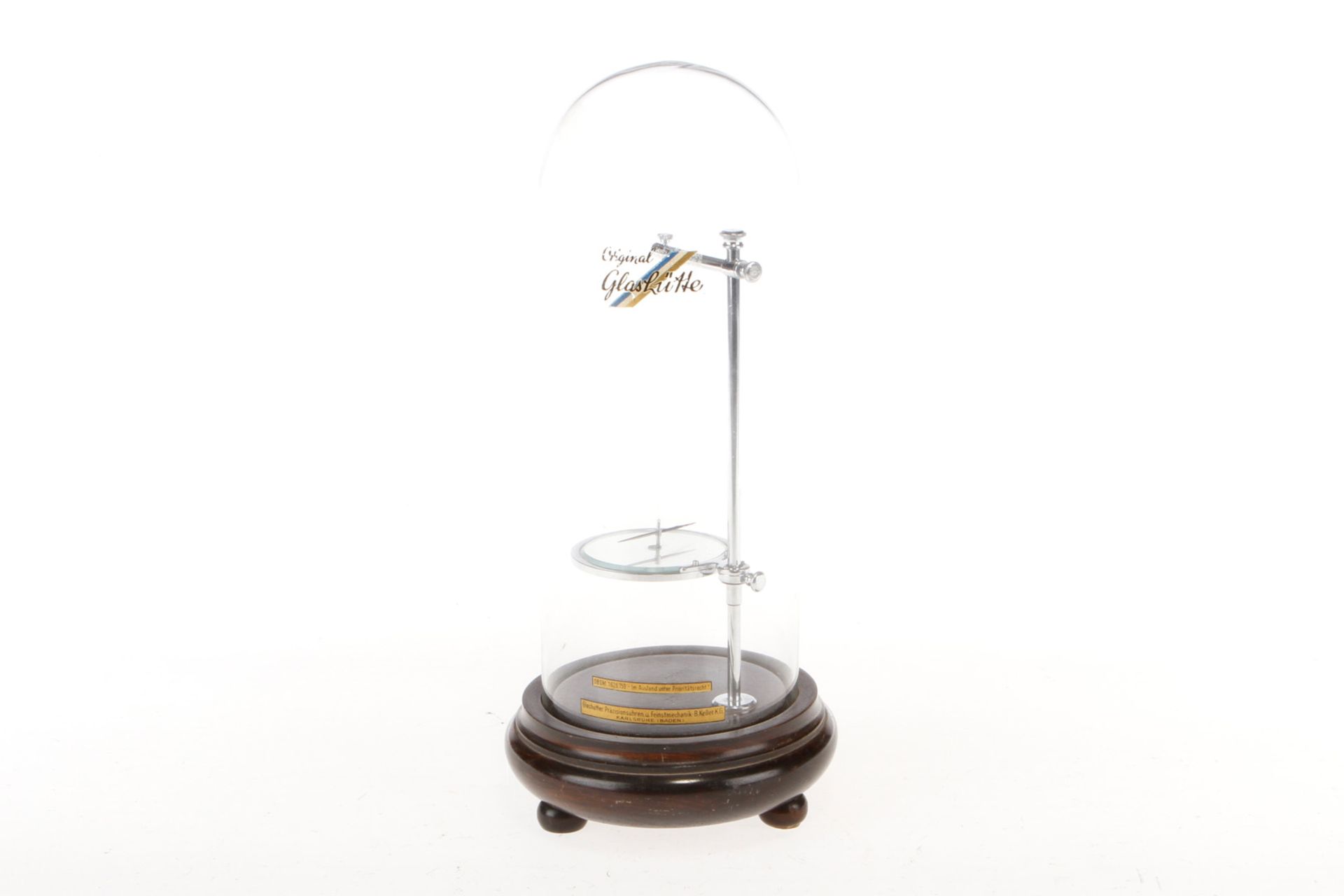 Original Glashütte astatisches Nadelpaar, altes Uhrmacherwerkzeug, unter Glasdom, auf Holzsockel,