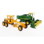 2 versch. Fahrzeuge ”John Deere”, L 31,5, Z 3