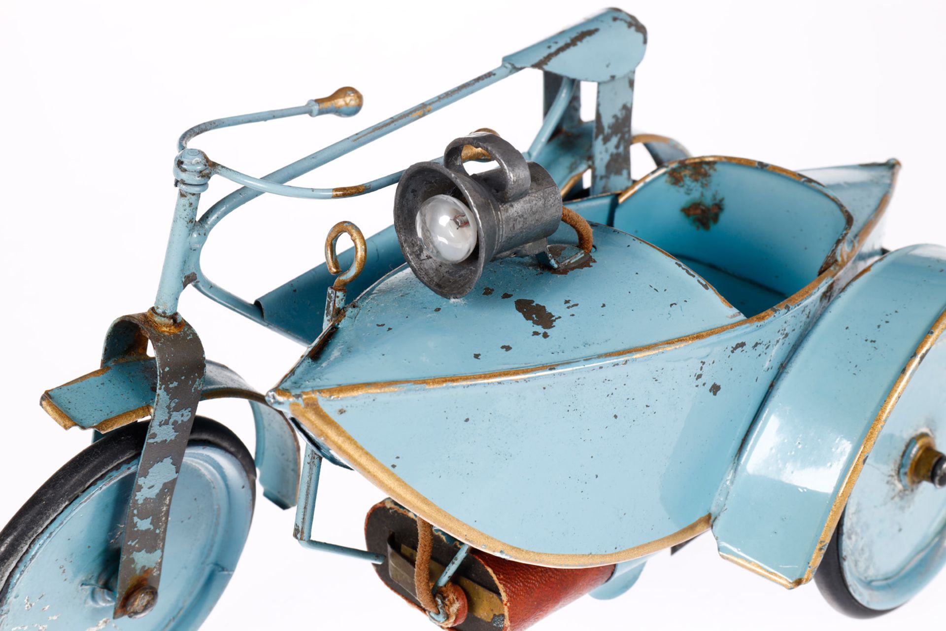 Pinard Motorrad mit Seitenwagen, uralt, hellblau handlackiert, Uhrwerk intakt, mit elektrisch - Image 7 of 9