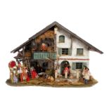 Große Weihnachtskrippe, Oberbayerischer Gebirgsbauernhof mit Balkon und offenem Stall, Holz/Masse