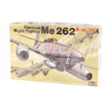 Revell Bausatz Fighter "Me 262" H-275, Maßstab 1:32, wohl komplett, im leicht besch. OK,