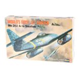 Revell Bausatz Jet-Fighter "Me 262" H-218, Maßstab 1:32, wohl komplett, im leicht besch. OK,