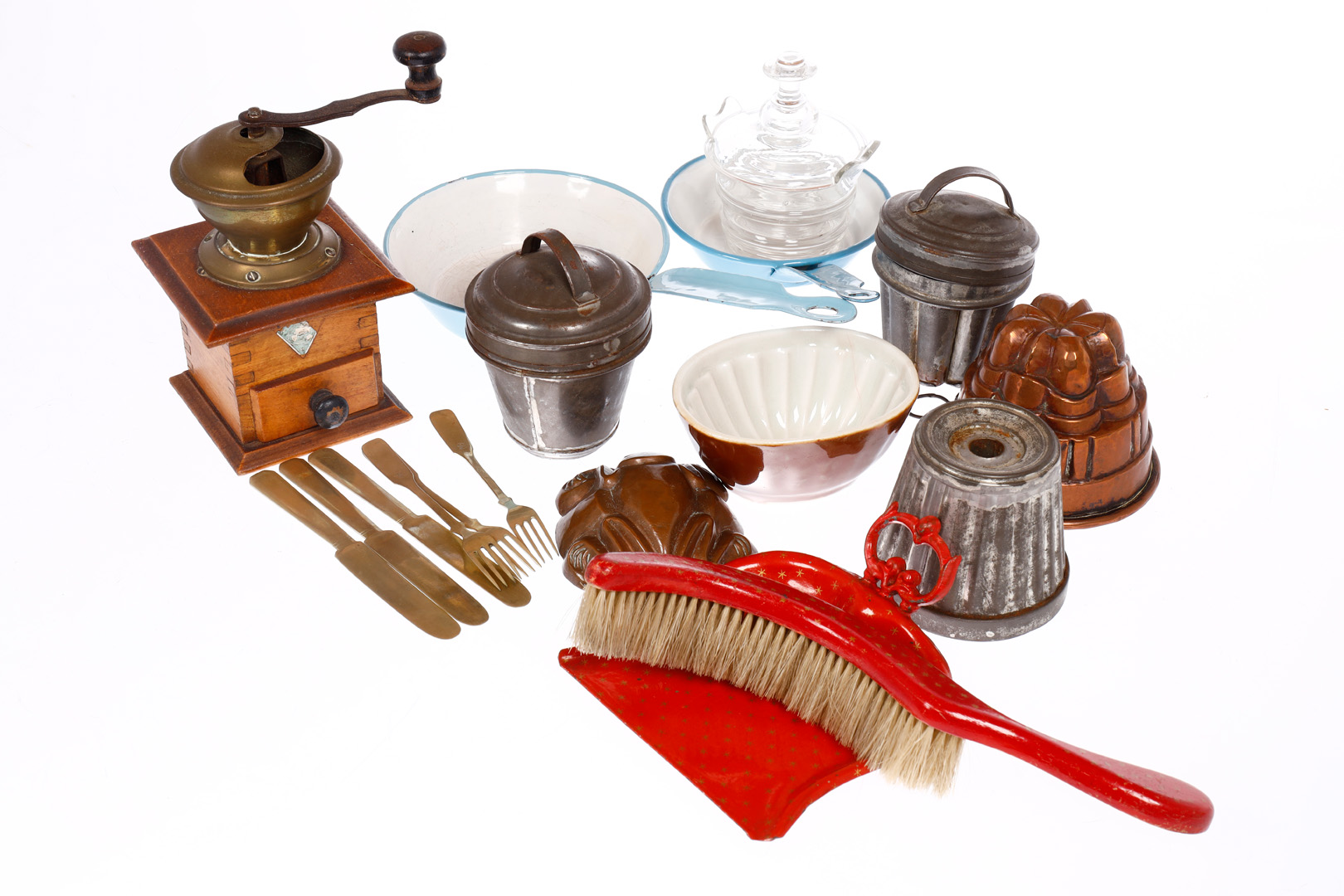 Konv. Puppenküchenzubehör, darunter 2 handgehämmerte Kupferformen, 2 Puddingformen, Schaufel und