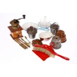 Konv. Puppenküchenzubehör, darunter 2 handgehämmerte Kupferformen, 2 Puddingformen, Schaufel und