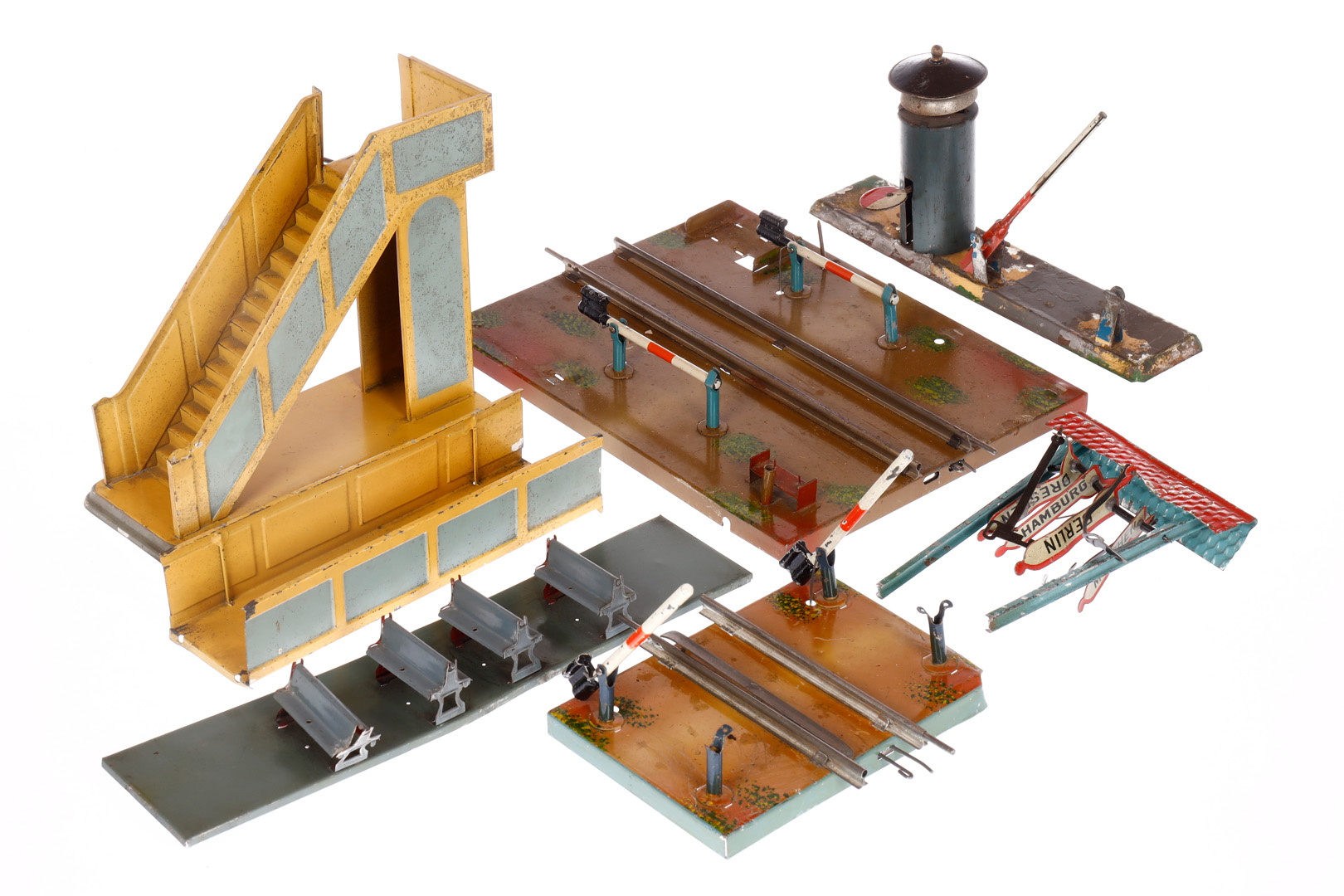 Konv. Ersatzteile, tw Märklin und Bing, Teile vom Übergangssteg und Bahnnübergang etc., besch. und