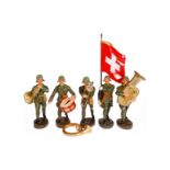 5 Elastolin Soldaten, Masse, HL, darunter 1 schweizer Fahnenträger, LS und Alterungsspuren, sonst