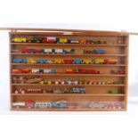 Schauvitrine mit Holzfahrzeugen, bemalt, darunter LKWs, Tankwagen, Rennwagen etc., 94 x 67 cm, Z 2-