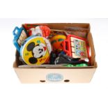 Konv. Mickey Mouse und Donald Duck Accessoires und Spielzeug, darunter Schellenreifen, Ball,