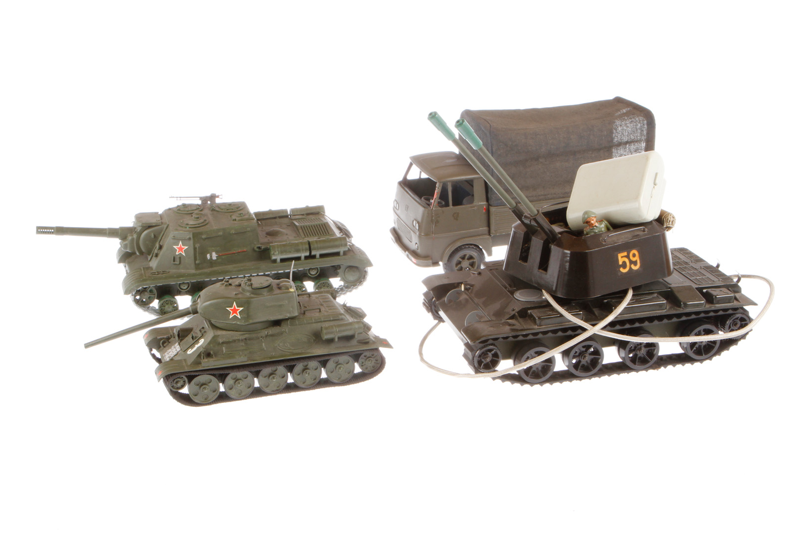 4 versch. Militärfahrzeuge, Kunststoff, 1 mit Fernsteuerung, tw besch., L 19-25, Z 3