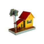 Märklin Wärterhaus 2162 B, HL, mit Baum, Bogenlampe und Beleuchtung, LS und gealterter Lack, L 15,5,