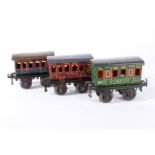 3 Bing Spur-1-Wagen, 2 Abteilwagen und 1 Postwagen, uralt, CL, 1 Türgriff def., leichte Alterungs-