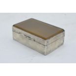 Silver and agate hinged box. 61.6 grams gross weight. 6 x 4cm. Birmingham 1913.
