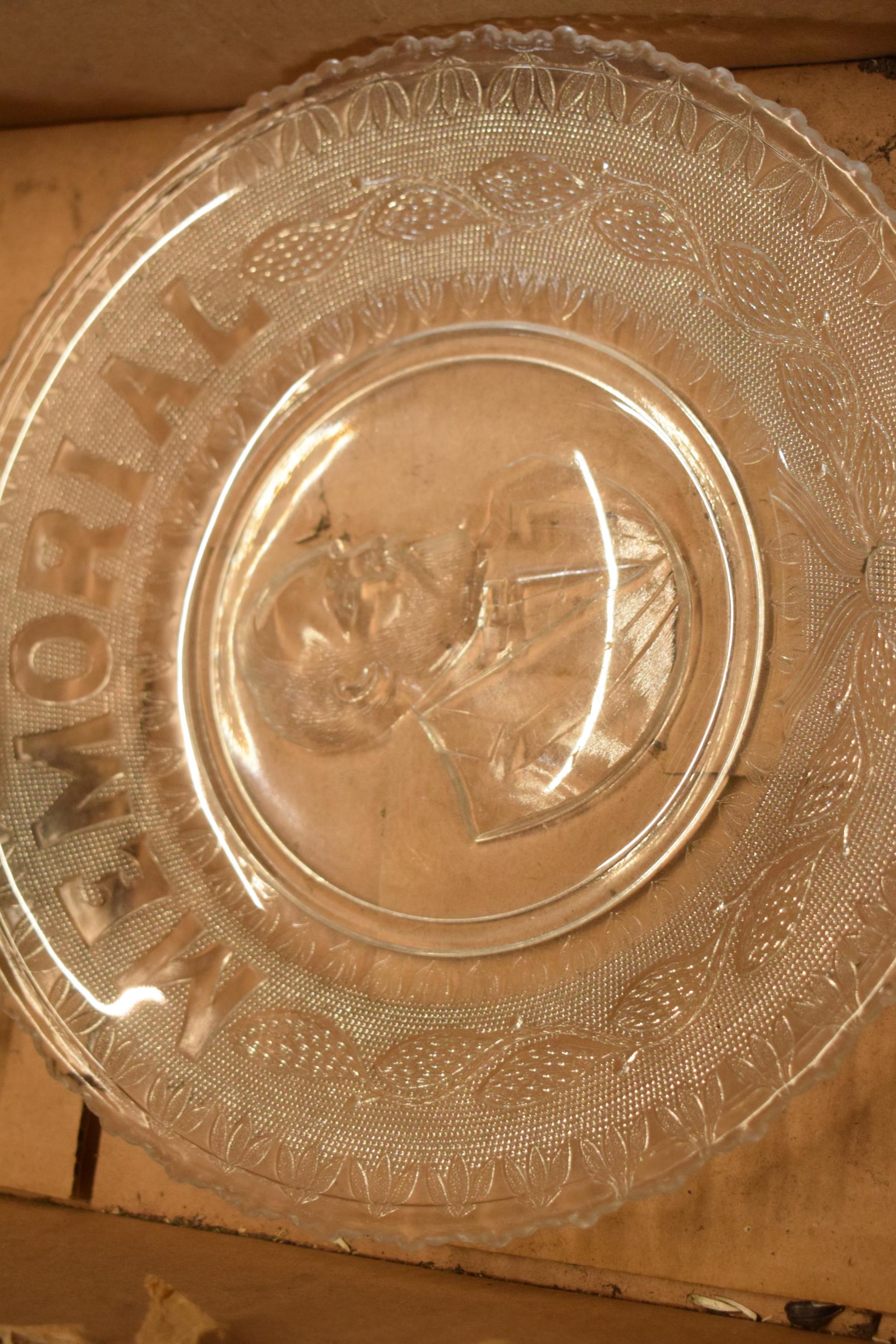 A collection of vintage glassware to include commemorative plates for U.S Grant, McKinley glass tray - Image 5 of 6