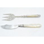 A silver and mother of pearl pickle fork and butter knife. 21cm long.