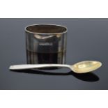 A silver napkin ring together with a silver spoon (2). 48.6 grams of silver.