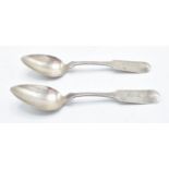 A pair of American Psuedo tea spoons with English hallmarks (2). 40.8 grams.