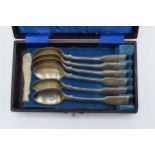 A set of 6 hallmarked silver tea spoons in a fitted case. 80.5 grams. London.