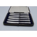 A cased set of 6 silver-handled butter knives (6).