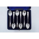A cased set of 6 hallmarked silver tea spoons. 81.4 grams. Birmingham 1908. A clean set.