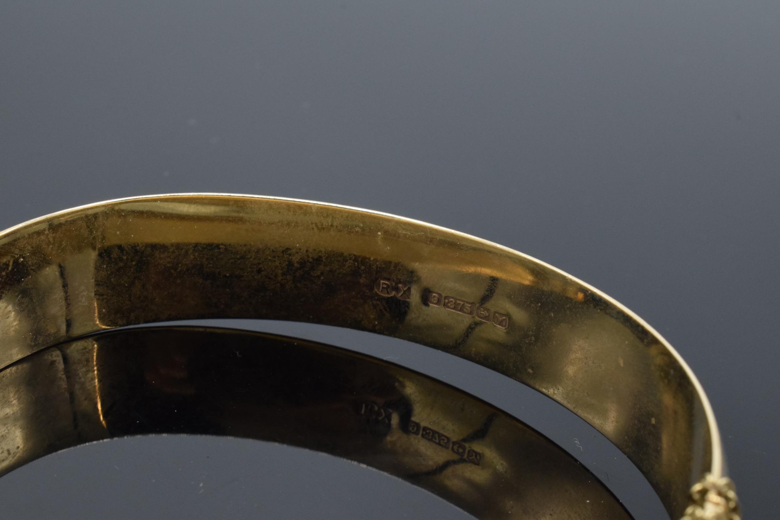 9ct gold engraved bangle with safety chain. 15.6 grams. 6cm diameter. - Image 3 of 4