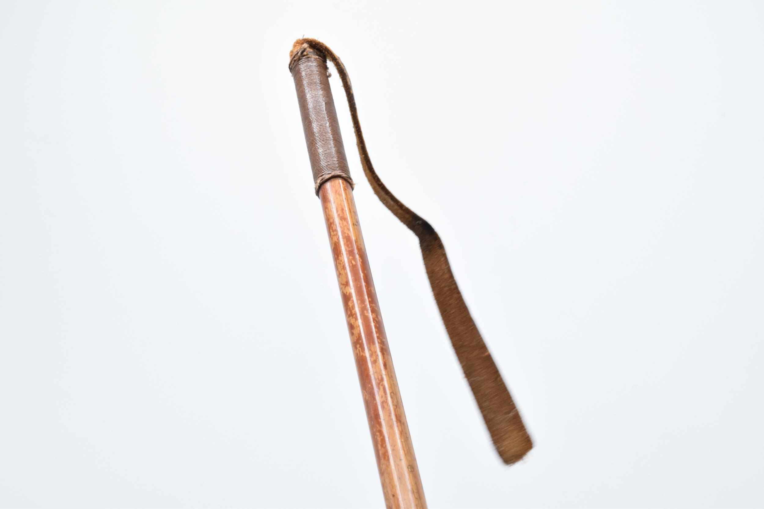 A silver collared wooden and horn handled riding crop. 51cm tall. - Image 4 of 4