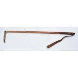 A silver collared wooden and horn handled riding crop. 51cm tall.