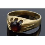 9ct gold ring set with a garnet stone. 4.1 grams. UK size S/T.