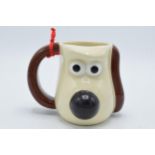 A novelty pottery mug in the form of Gromit from Wallace and Gromit with heat-reactive changing