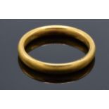 22ct gold wedding band / gold ring. 5.0 grams. UK size O/P.