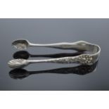 A pair of silver sugar tongs with floral decoration. London 1890. 27.8 grams.