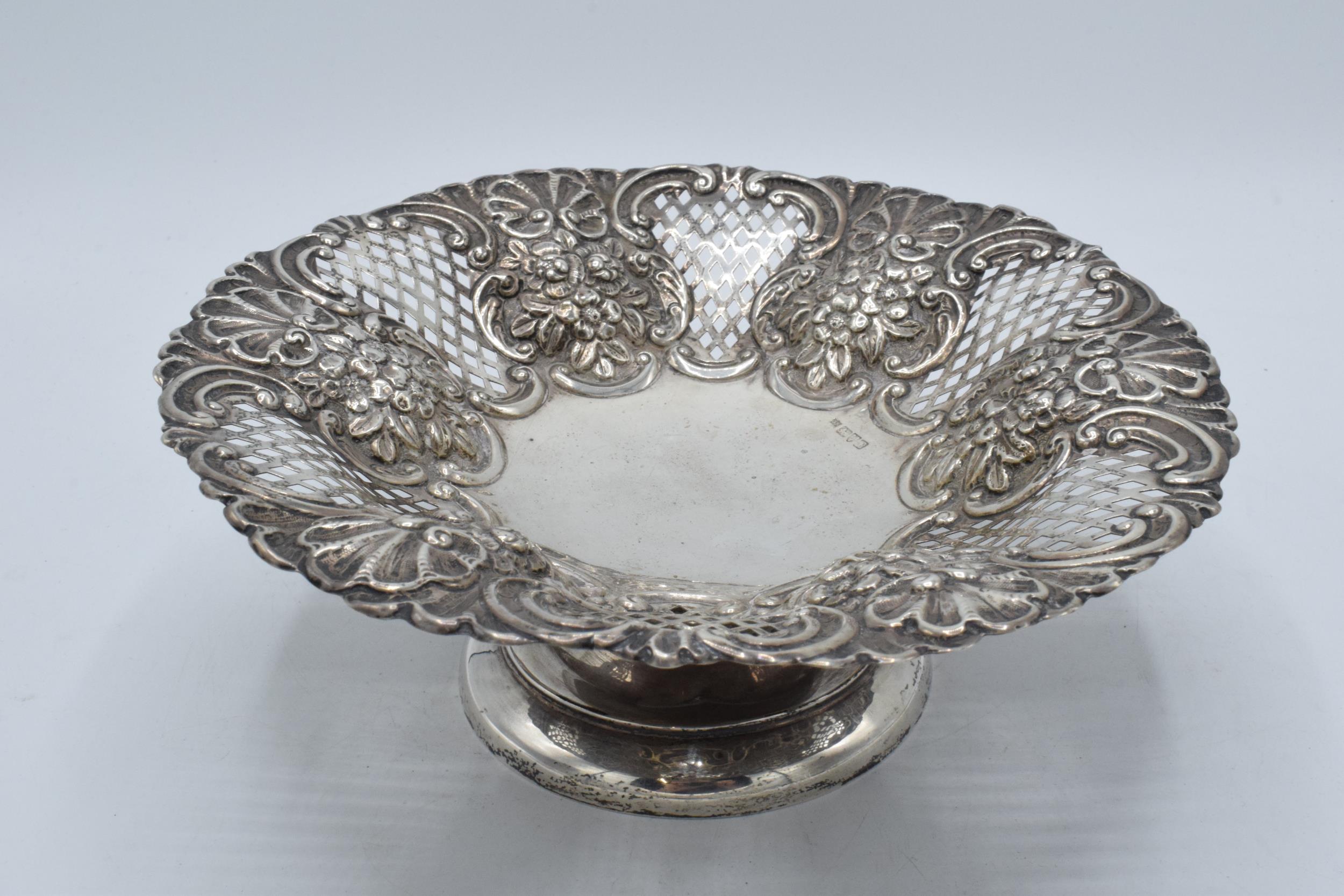 A silver pedestal dish with repousse decoration, Chester 1902, 272.2 grams. 23cm wide. - Image 4 of 4