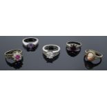 A collection of silver rings of varying styles (5). 17.5 grams.