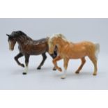 A pair of Beswick stocky jogging mare horses in a brown colourway and a palomino colourway (2). In