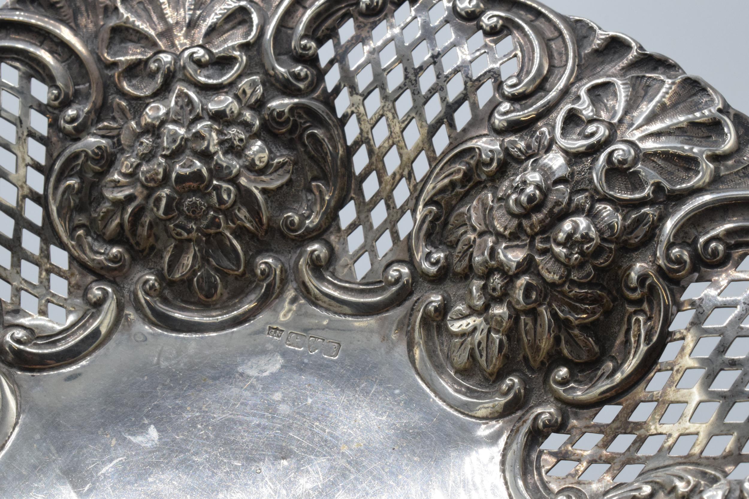 A silver pedestal dish with repousse decoration, Chester 1902, 272.2 grams. 23cm wide. - Image 3 of 4