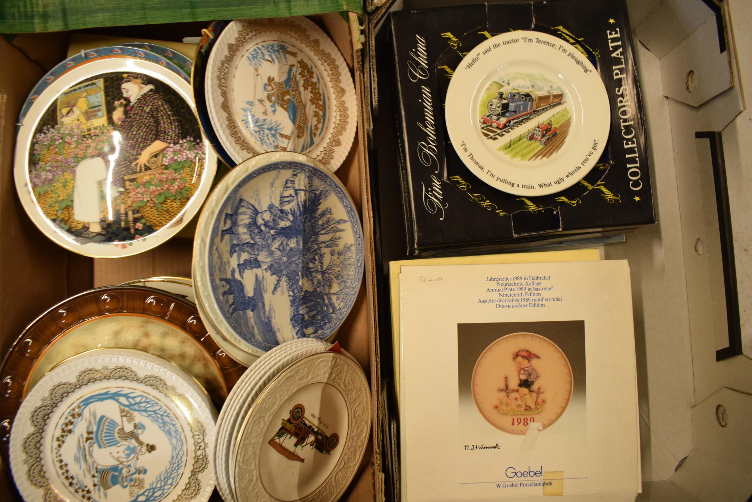 A large collection of collectors wall plates to include Wedgwood, Goebel and many others (Qty).