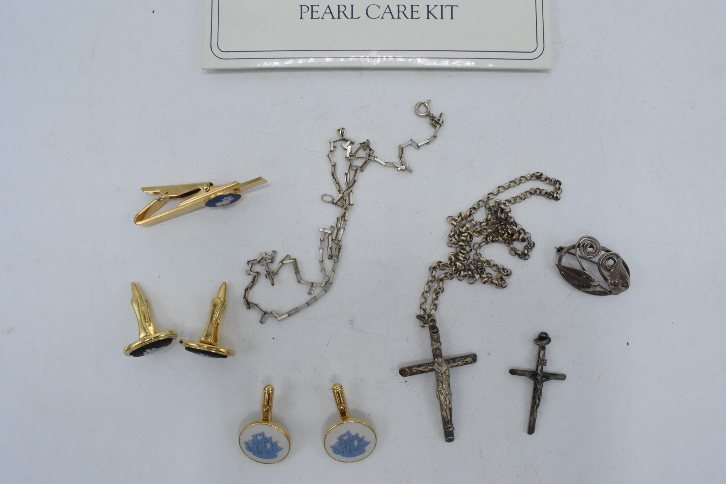 A collection of jewellery and similar items to include a silver crucifix on chain, a similar - Image 2 of 3