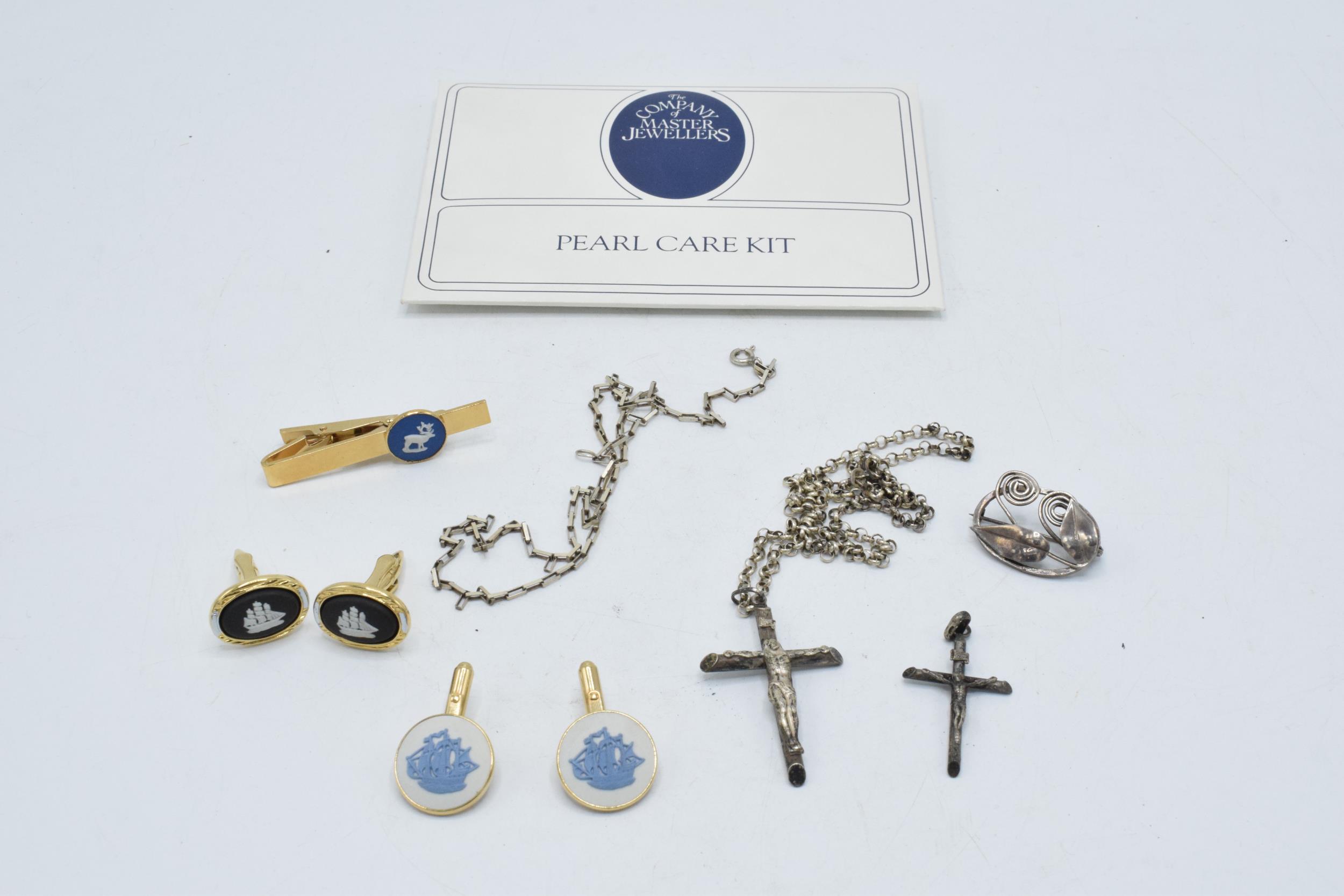 A collection of jewellery and similar items to include a silver crucifix on chain, a similar