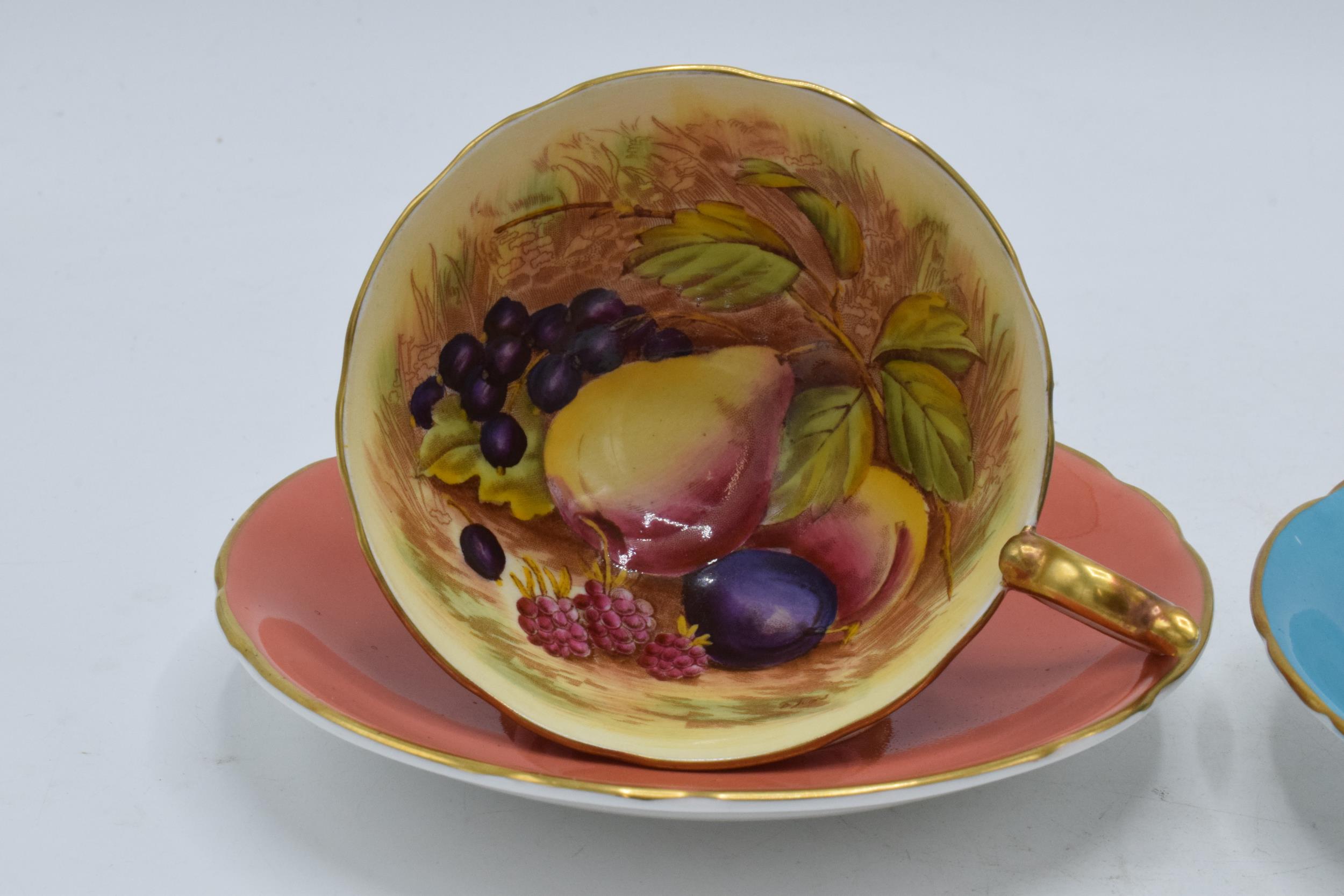 A pair of Aynsley Orchard Gold cups and saucers with coloured backgrounds, both signed D. Jones (4). - Bild 3 aus 8