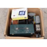 A box of vintage cameras to include makes such as Kodak Brownies, Kodak Instamatics etc (Qty).
