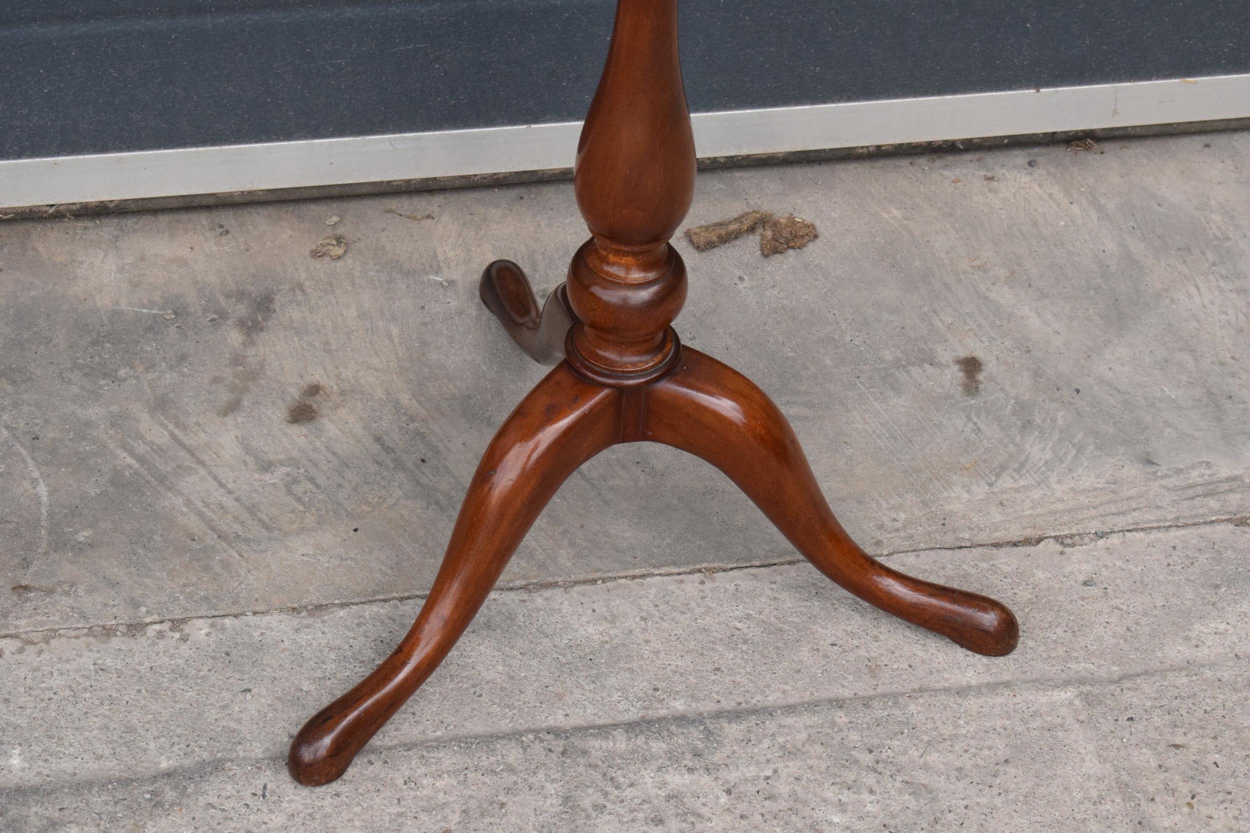 Georgian mahogany pole screen with silkwork panel on tripod base with inlaid decoration to panel - Image 3 of 10